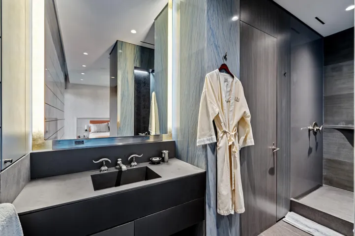 mls_BATHROOM_2_VANITY_DT