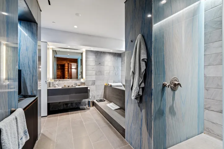 mls_PRIMARY_BATHROOM_1_DT