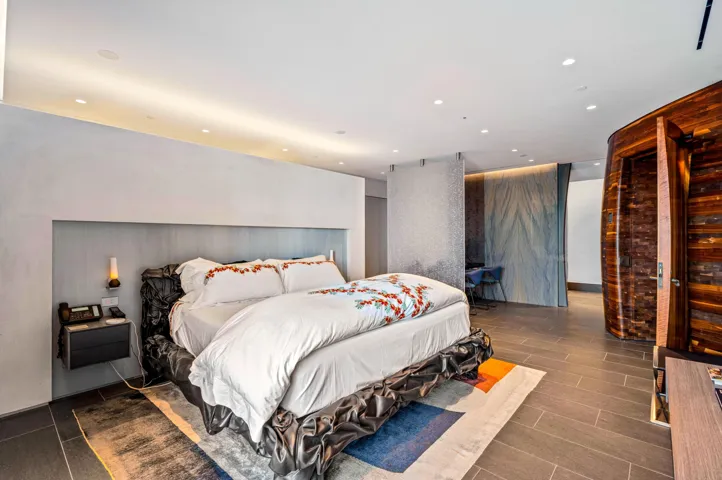 mls_PRIMARY_BEDROOM_LOOKING_IN_DT