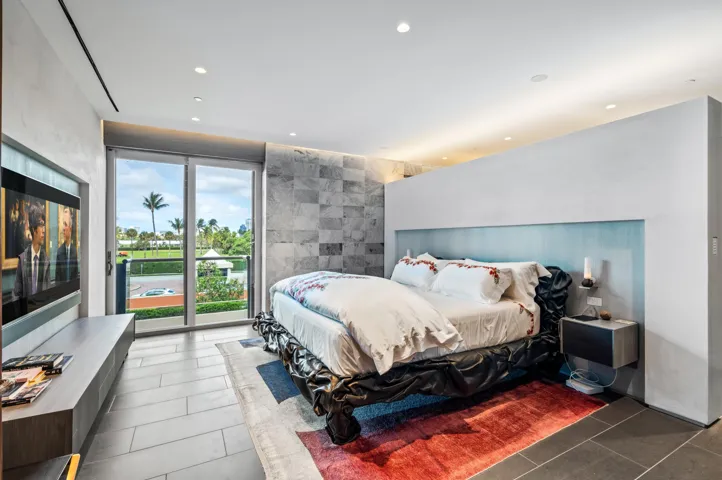 mls_PRIMARY_BEDROOM_LOOKING_OUT_2_DT