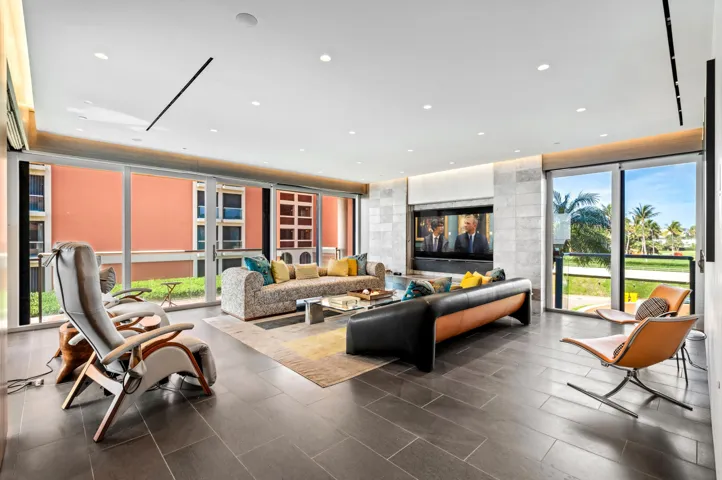 mls_LIVING_LOOKING_IN_DT