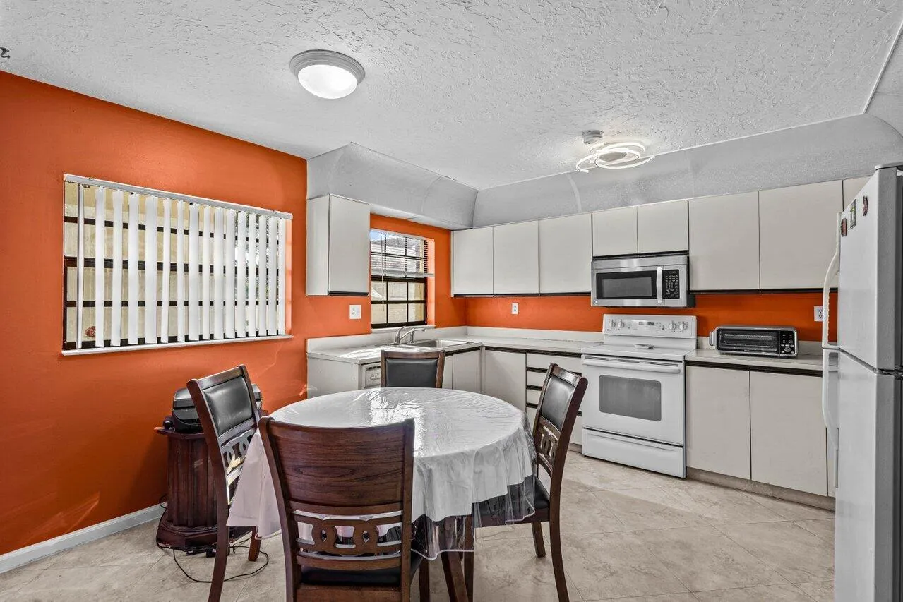 Eat-in Kitchen