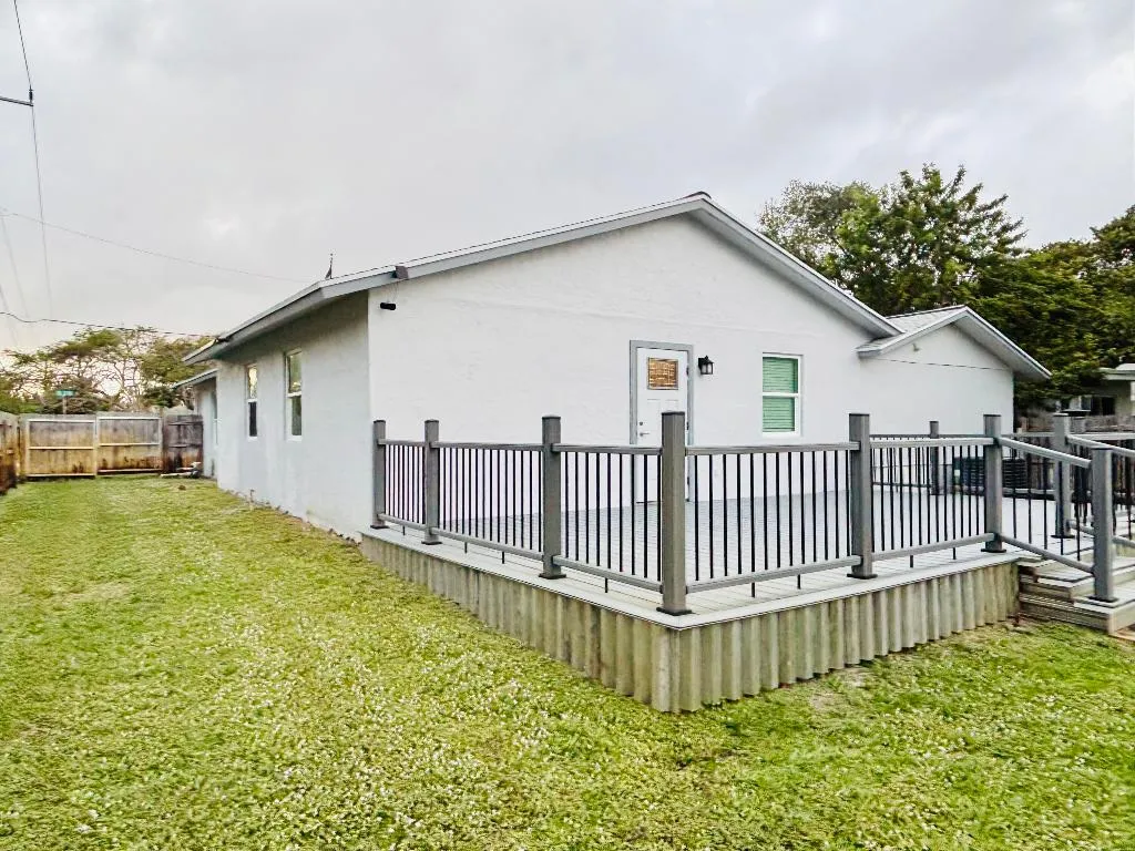 Back Porch:Deck 2