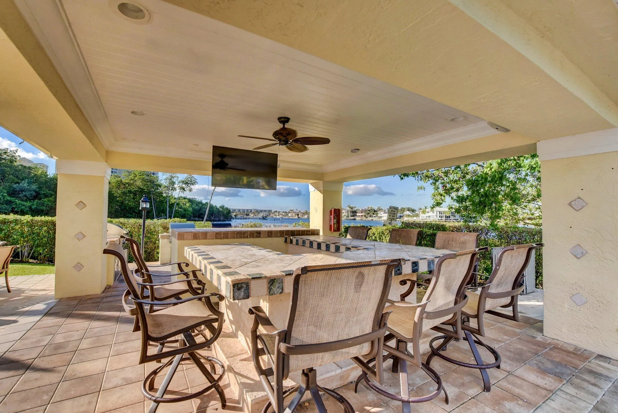 Bar & BBQ Area