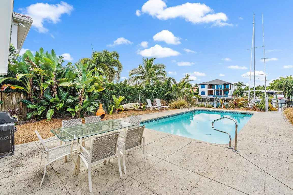 733 Waterway Dr-19