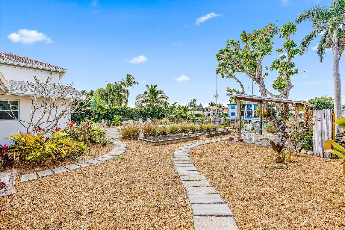 733 Waterway Dr-26