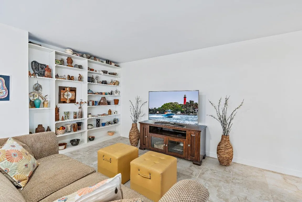 733 Waterway Dr-5