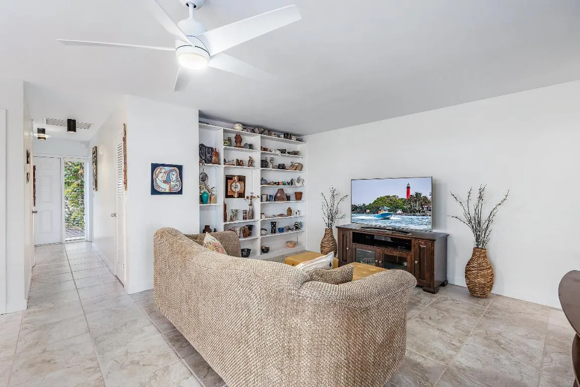 733 Waterway Dr-4