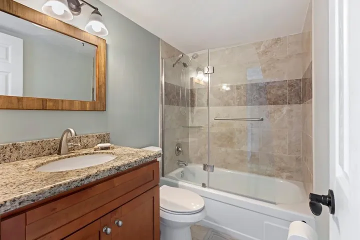 2nd bathroom and tub