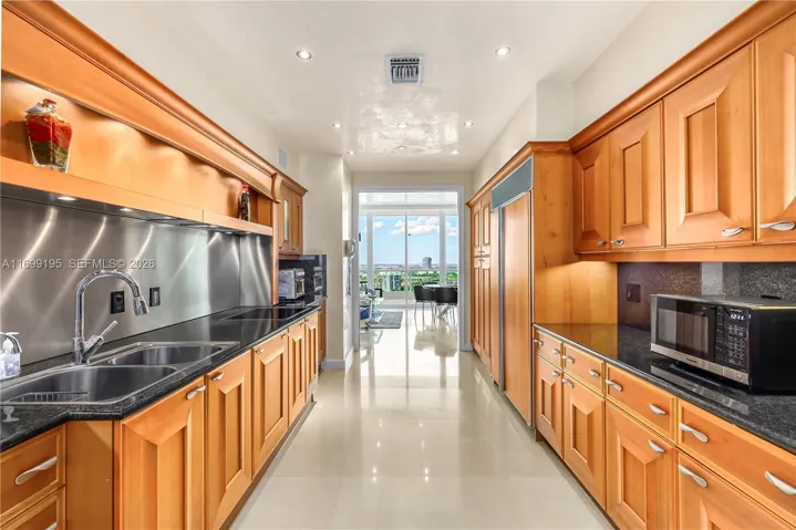 Sneidero kitchen Cabinets and black granite. Beautifully built out.
