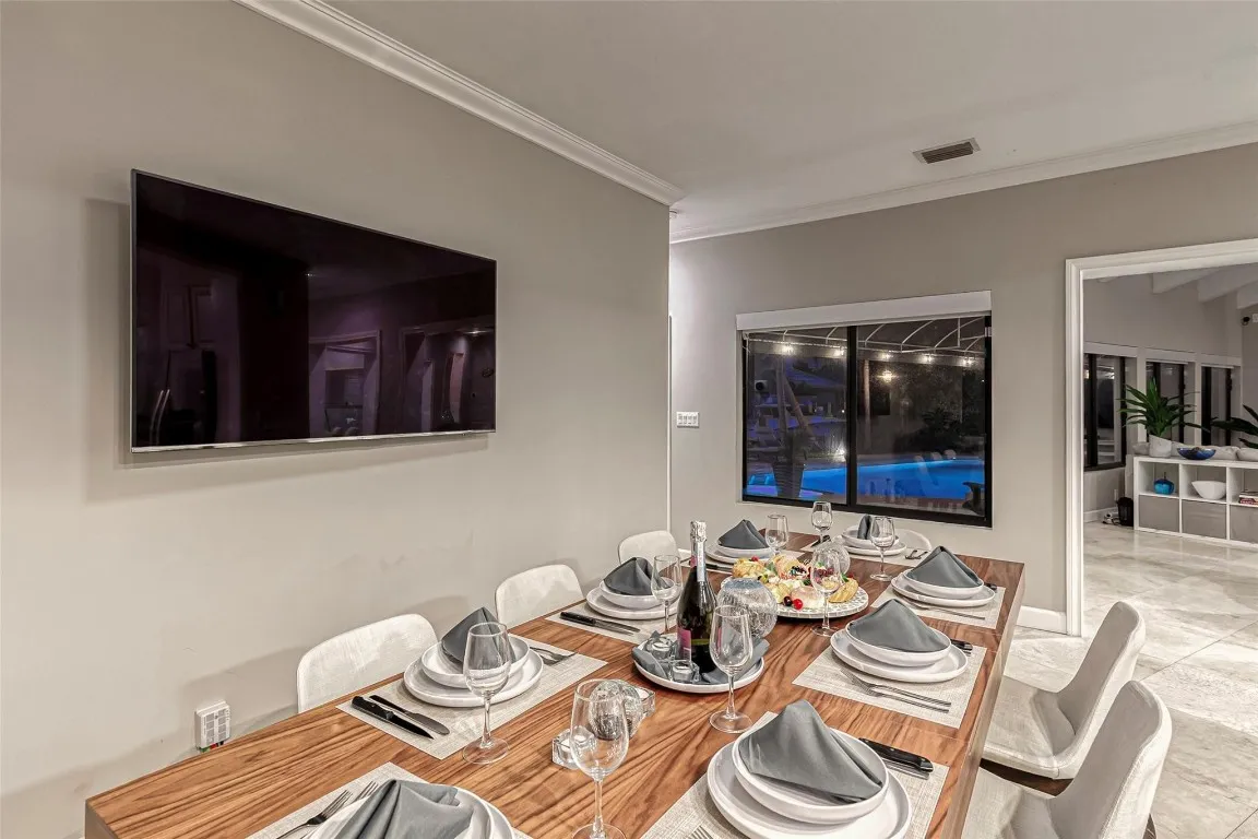 Dining area for 8