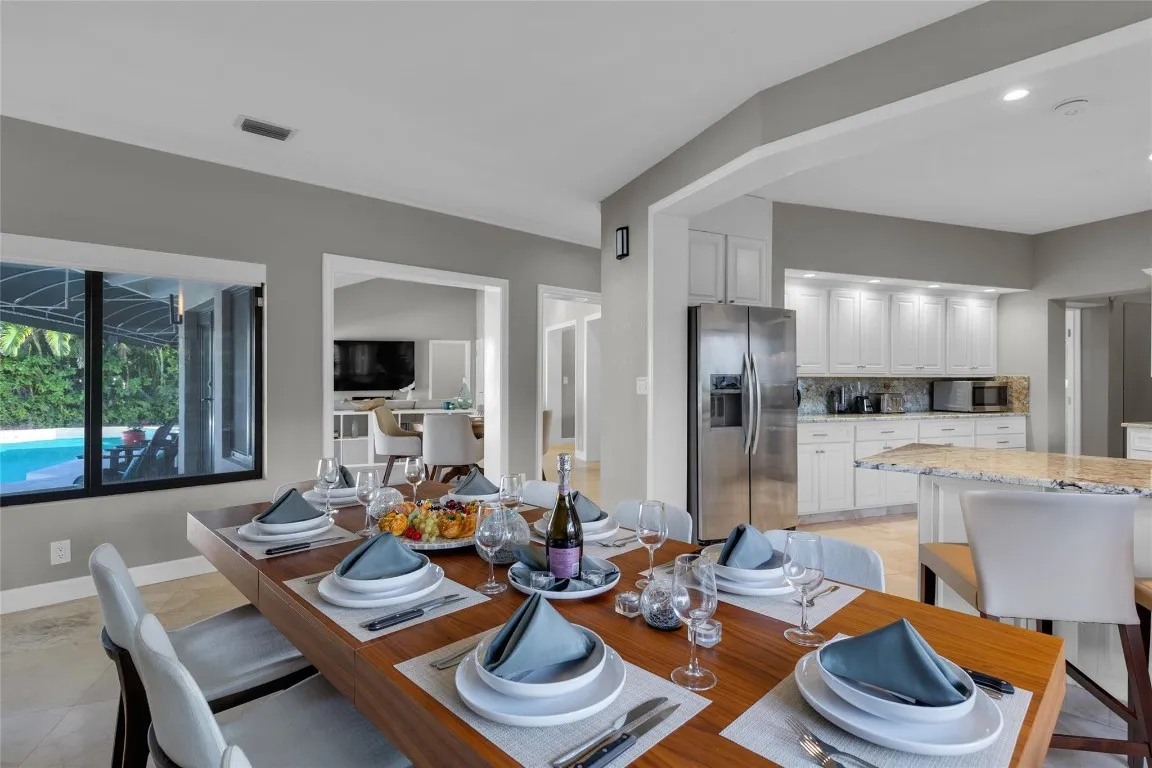 Dining area for 8 off a spacious kitchen