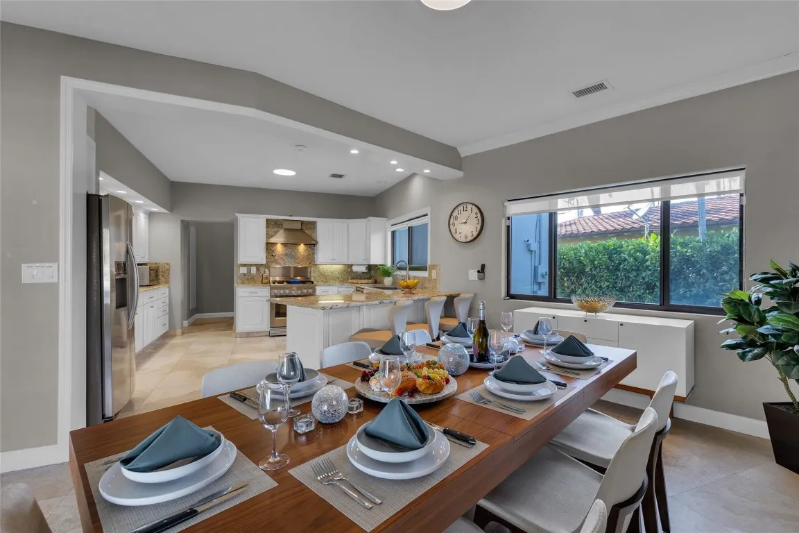 Dining area for 8 off a spacious kitchen