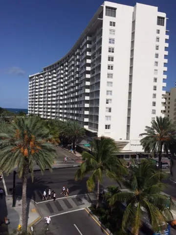 Corner of Lincoln Road and Collins Avenue