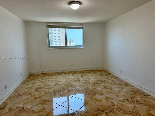 MASTER ROOM