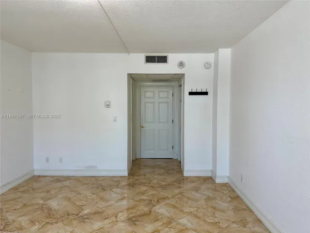 MASTER ROOM