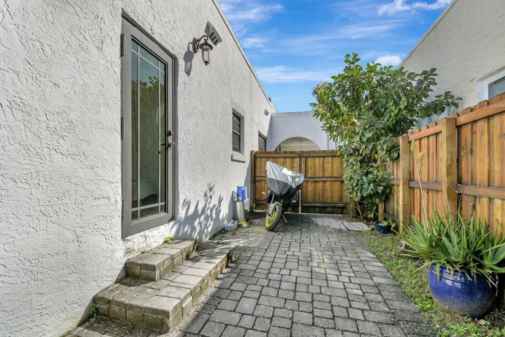 1513 Adams Street