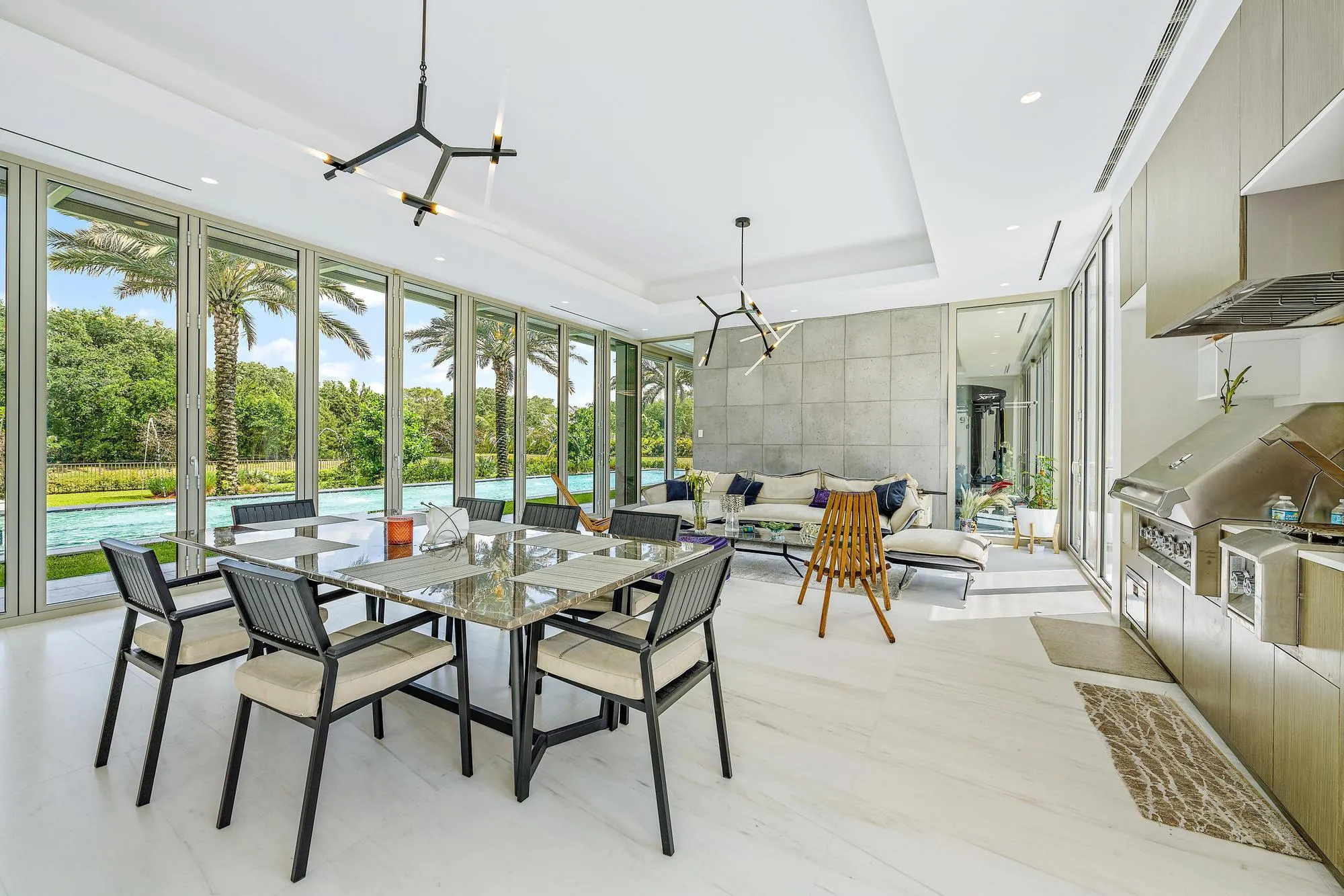 Indoor/outdoor loggia