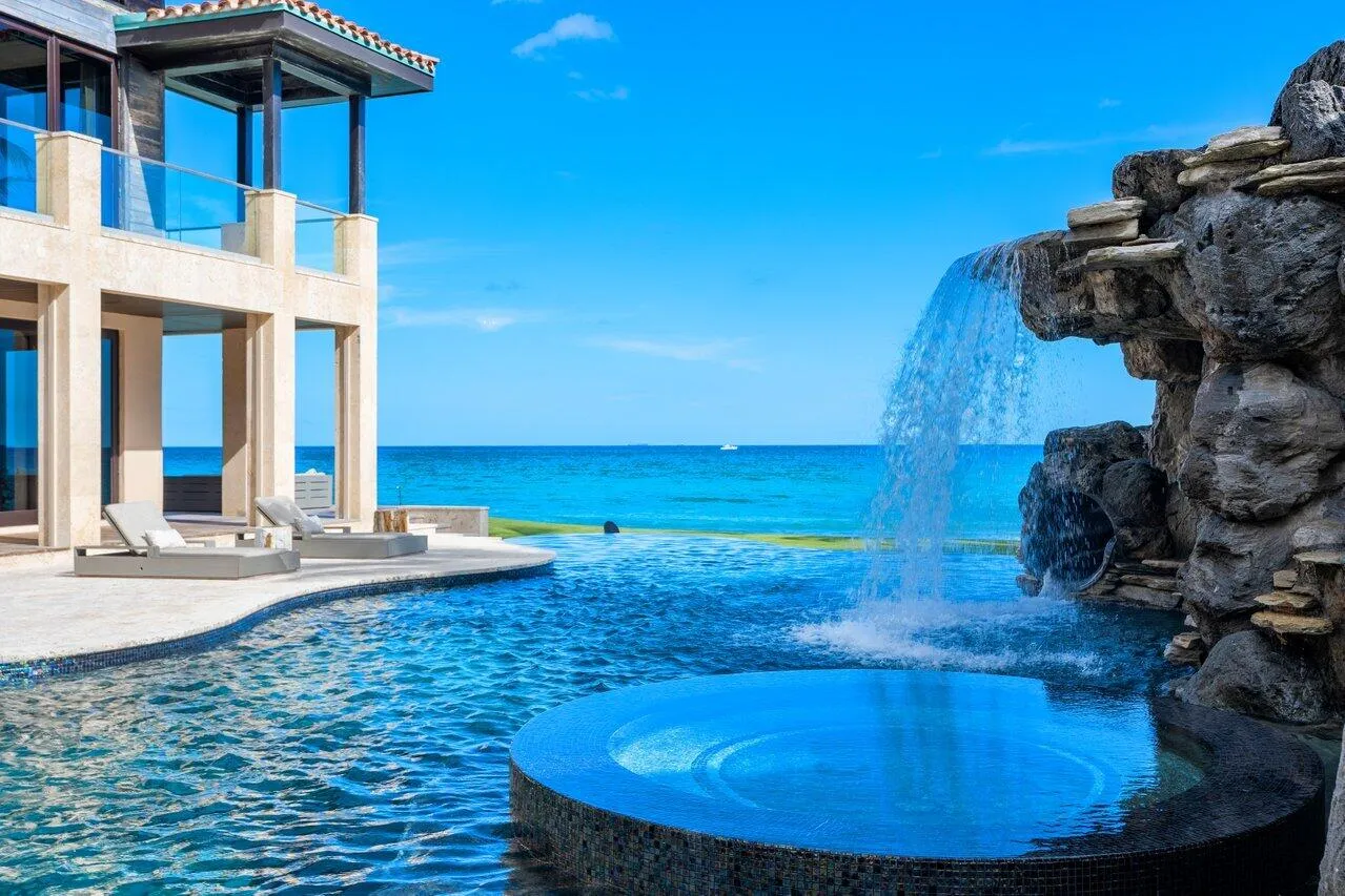 Pool/Waterfall/Spa