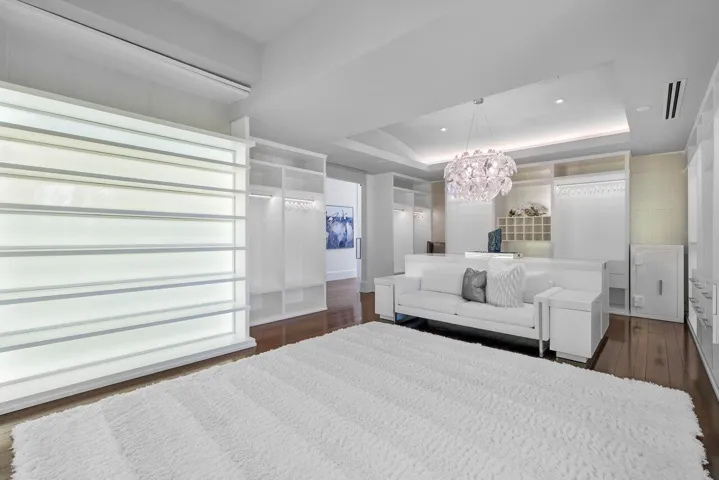 Grand Primary 1000+ Sq Foot Closet