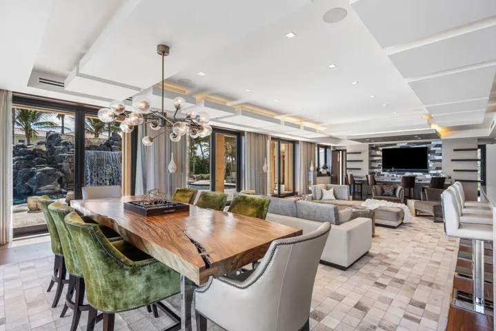 Ocean Club Room/Bar