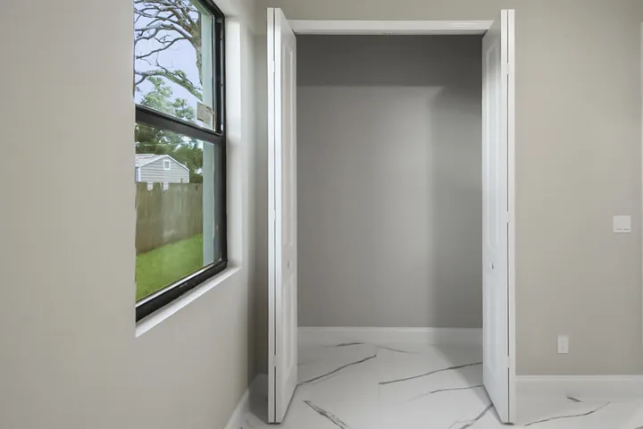 Bedroom 4 Closet