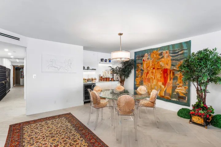 Dining Area w/ Wet Bar