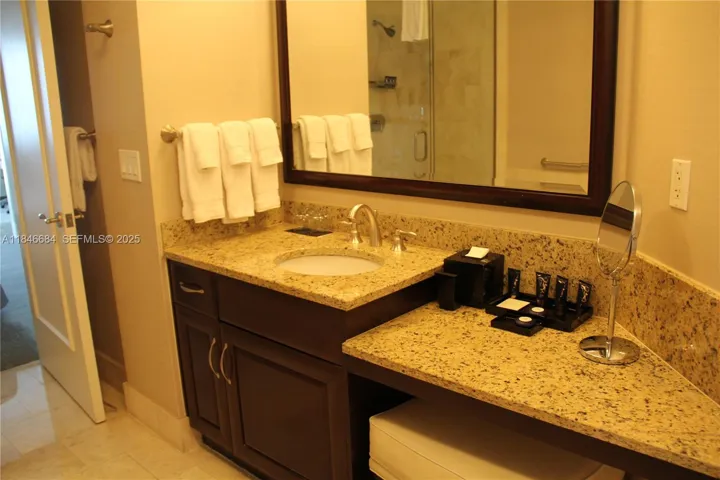 1917 JR Suite