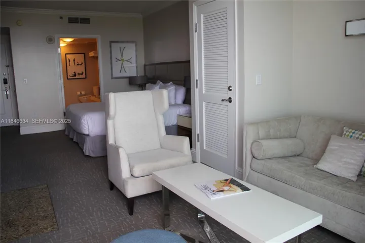 1917 JR Suite