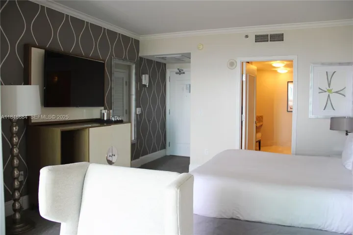 1917 JR Suite