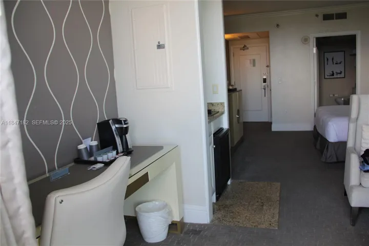 2317 - JR Suite