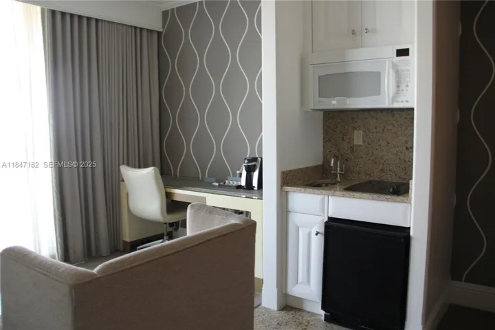 2317 - JR Suite