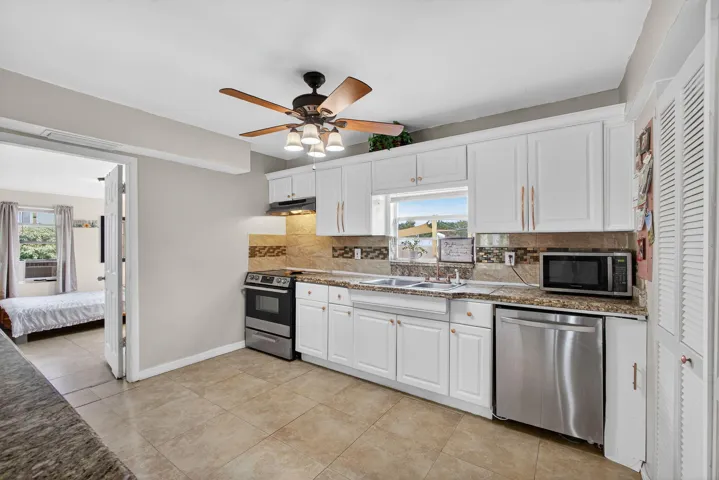 1136 W 7th St Riviera Beach, FL 33404