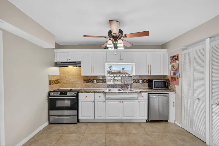 1136 W 7th St Riviera Beach, FL 33404