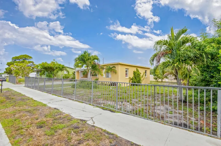 1136 W 7th St Riviera Beach, FL 33404