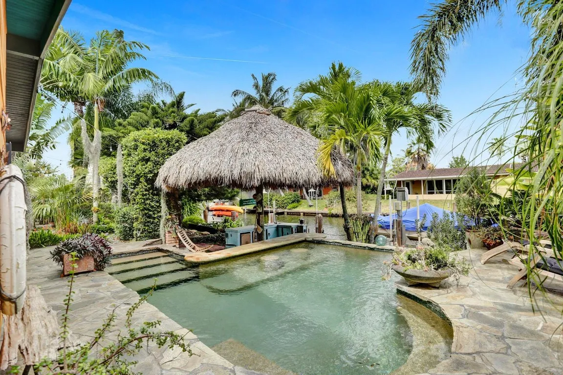 SWIM UP BAR