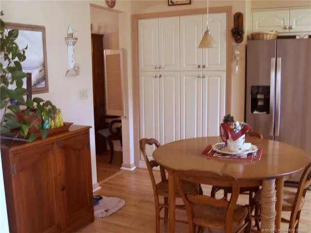 Eat-in kitchen