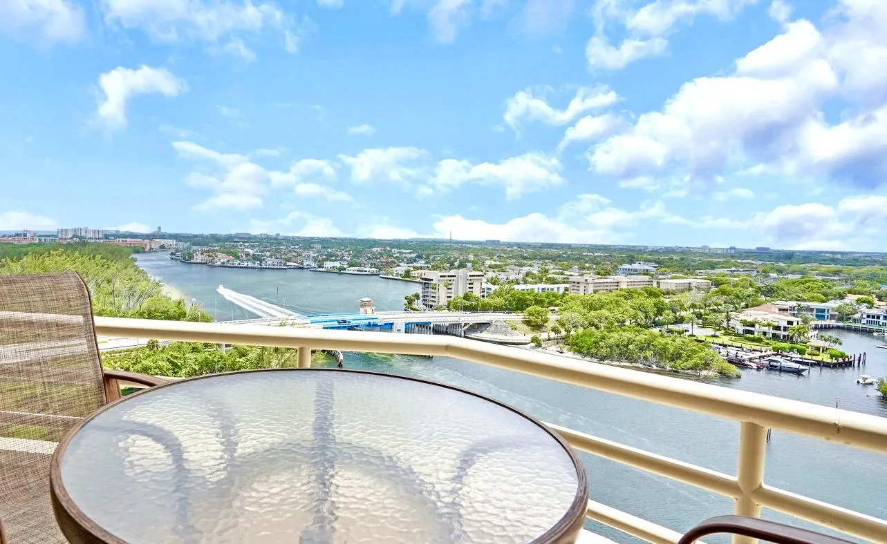 INTRACOASTAL-FACING REAR TERRACE