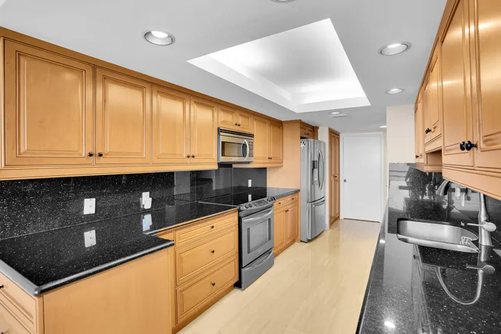 CUSTOM GRANITE KITCHEN