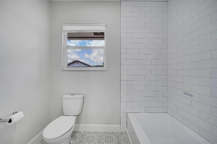 Bath tub