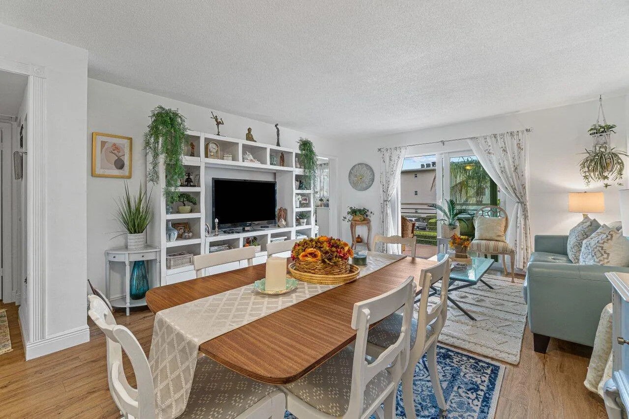 LARGE UPDATED DINING LIVING ROOMS!