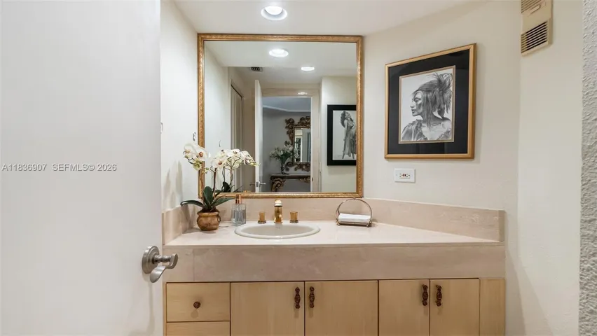 1/2 bathroom - Powder Room