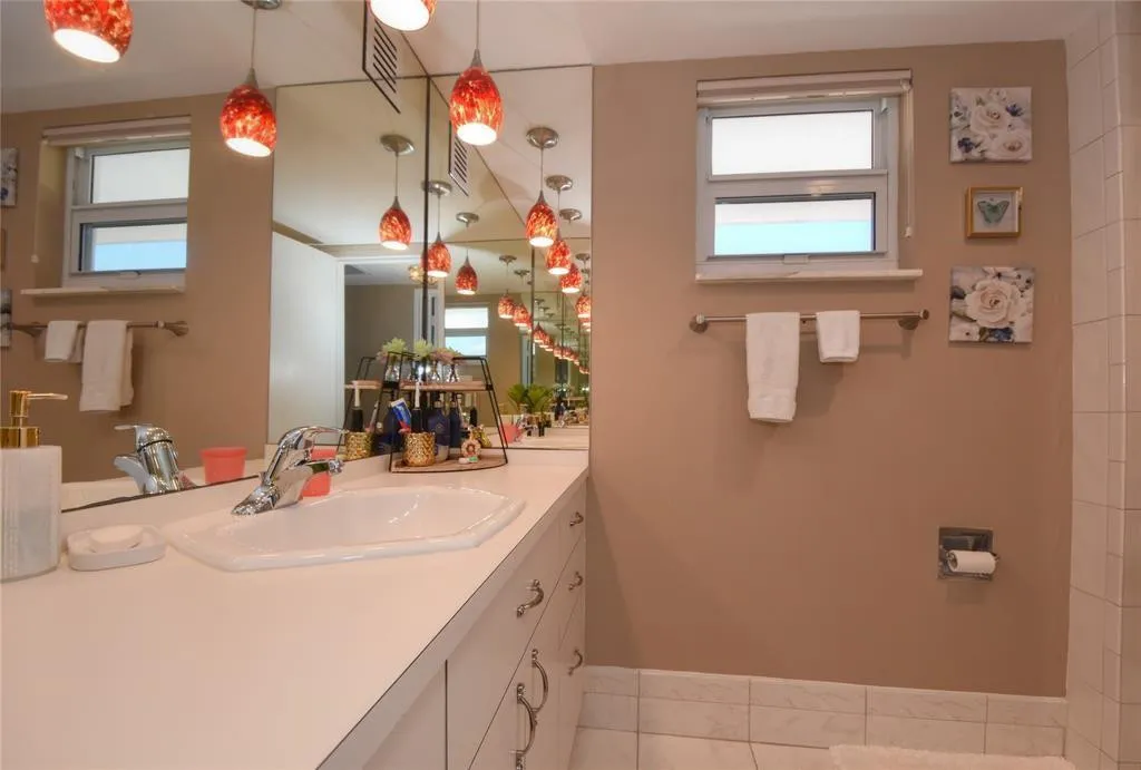 Guest Bath with Tub