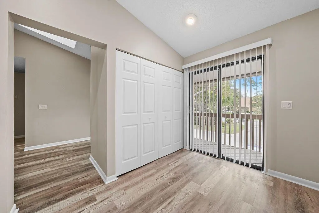 Light & bright kitchen w/balcony access
