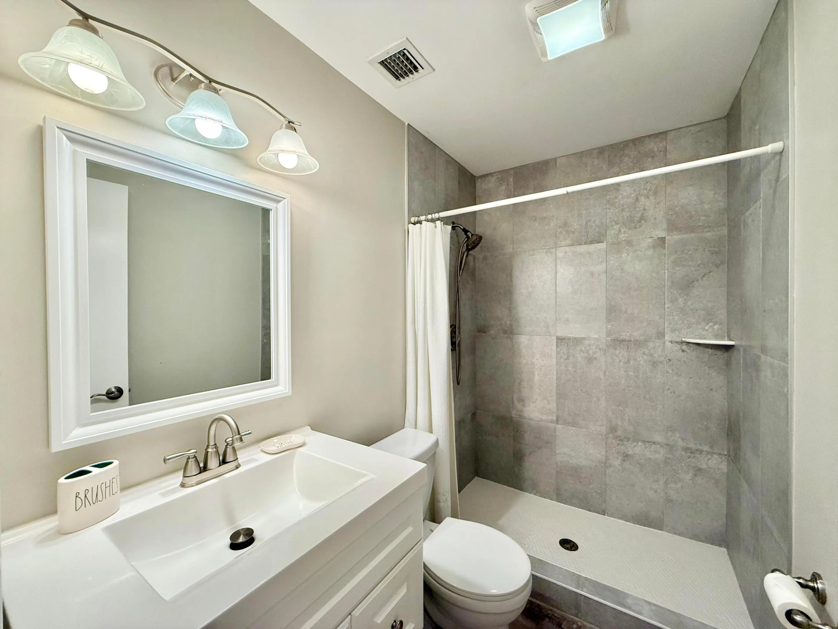 Guest bath w/ floor to ceiling tile
