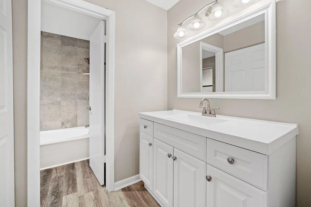 Primary bath w/ soaking tub/shower combo
