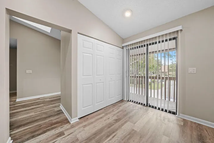 Light & bright kitchen w/balcony access