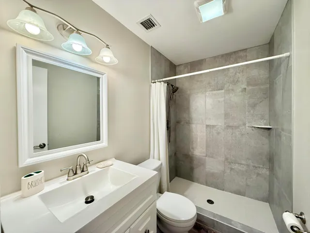 Guest bath w/ floor to ceiling tile