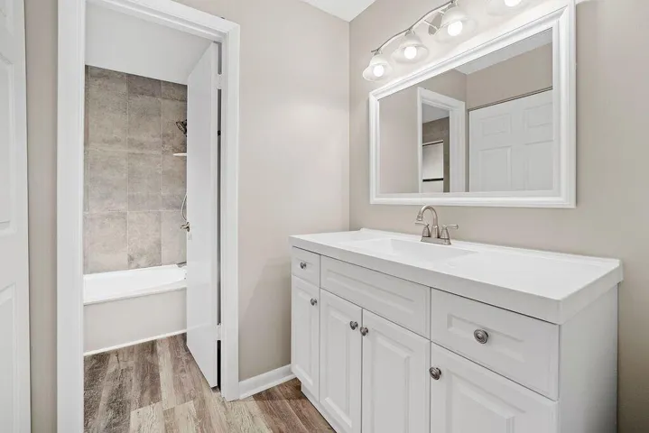 Primary bath w/ soaking tub/shower combo
