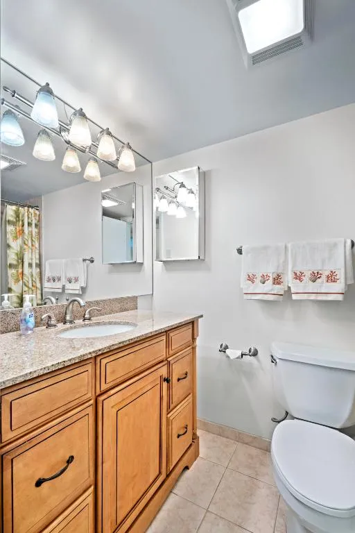 Guest Bathroom with Tub